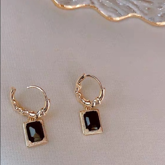 💎 PRICE🔻French black Rectangle Stone gold Earrings dangling - Picture 3 of 5